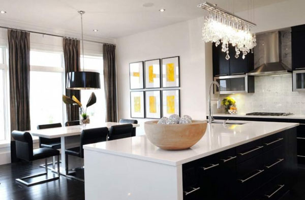 Τέχνη σε αποχρώσεις του κίτρινου για ποπ τόνο στην ασπρόμαυρη κουζίνα Τέχνη σε αποχρώσεις του κίτρινου για ποπ τόνο στην ασπρόμαυρη κουζίνα